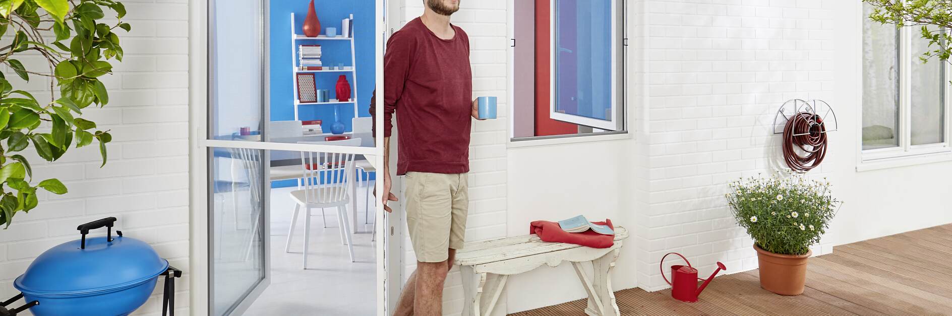 為門窗安裝防蚊蠅紗窗和蚊帳，保護您的家。