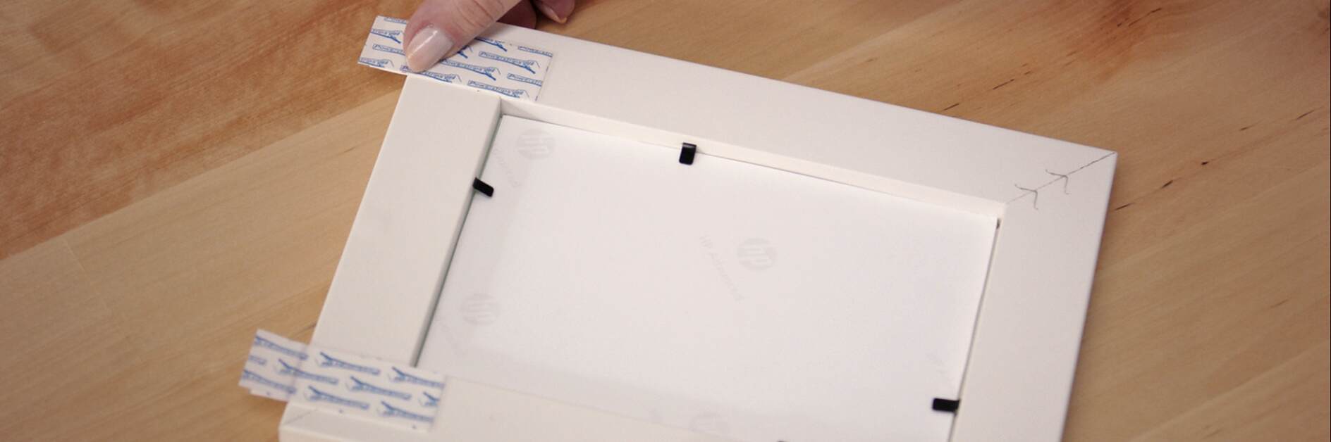 強力膠條可將家庭用品直接安裝在墻壁上。