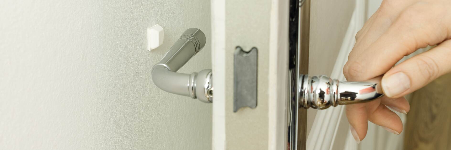 使用德莎保護(hù)緩沖墊，避免墻壁上產(chǎn)生不好看的痕跡。