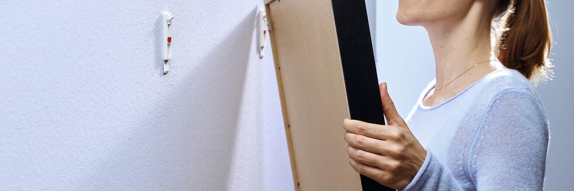 強力無痕掛釘可用來取代鐵釘。 可以把錘子收起來了！