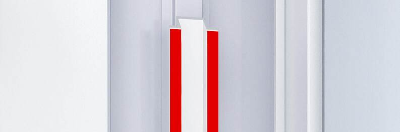 可使用泡棉膠帶，將加強筋固定至不銹鋼支架上。