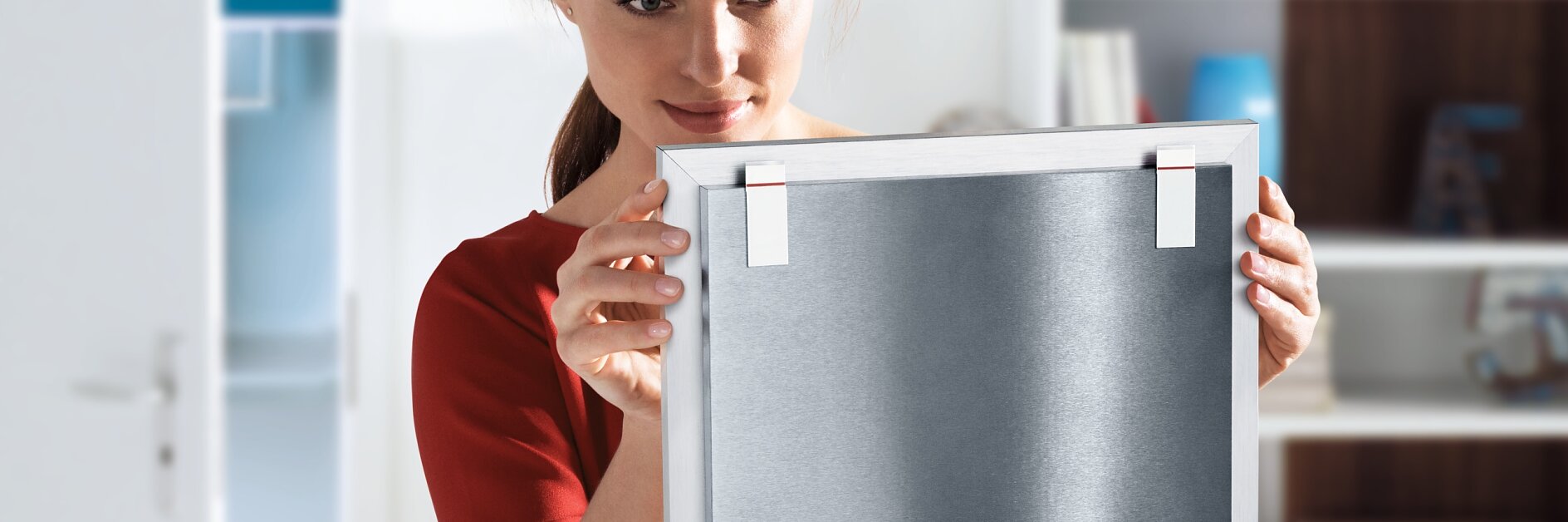 借助強力的膠帶，可將家居用品直接安裝于墻上。