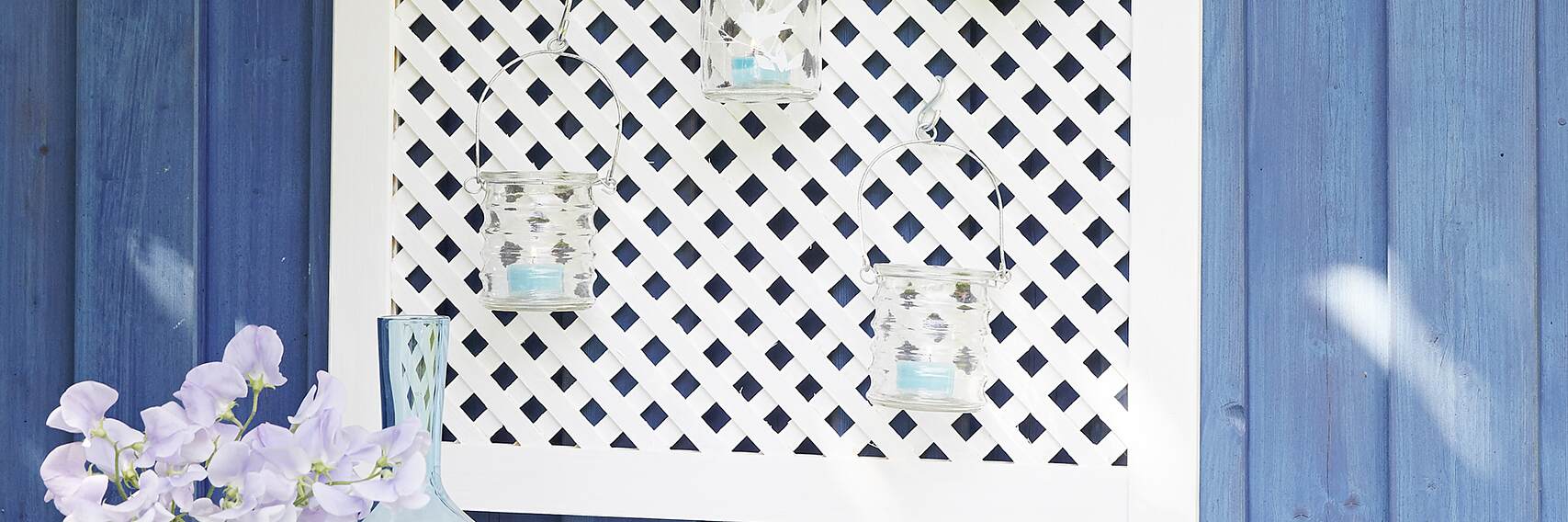 使用德莎PowerBond?OUTDOOR產(chǎn)品，運(yùn)用一點(diǎn)點(diǎn)的想象力，將一個結(jié)構(gòu)簡單的網(wǎng)格門轉(zhuǎn)化為一個花盆或燈座。