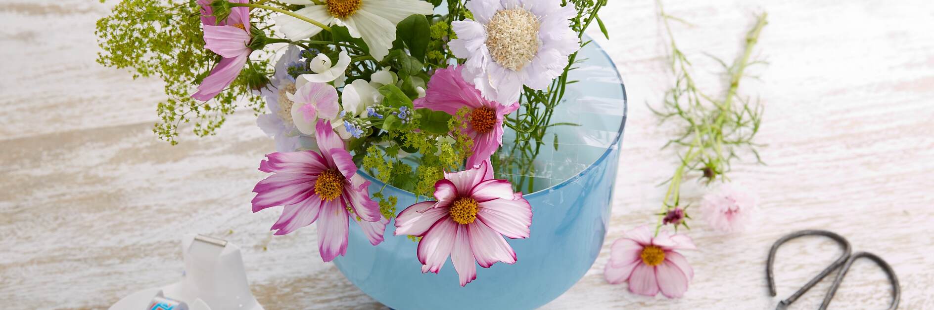 現在可將花朵插入間隙中并布置好。