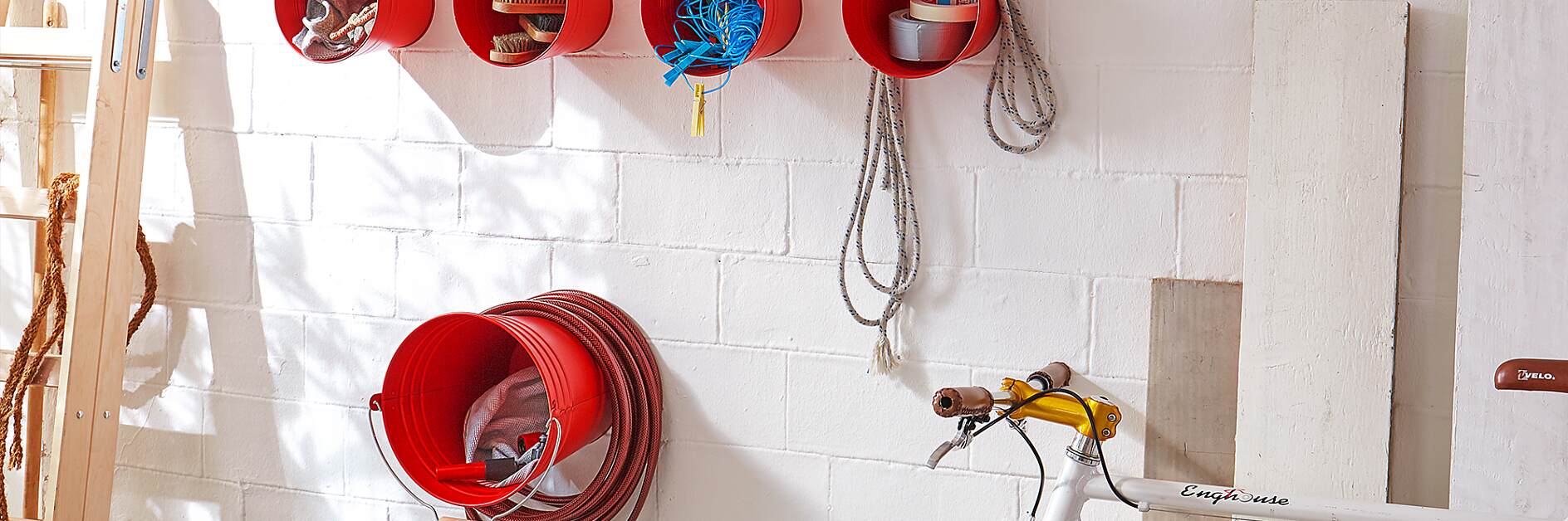 用壁掛式金屬桶打造花園水管收納新空間