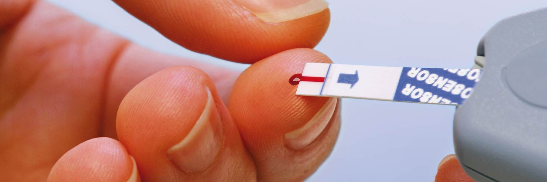 德莎正在開發創新試紙解決方案，用于檢測糖尿病患者的血糖水平。 新的專用膠帶不僅使測量過程更精確，也確保患者更容易操作，同時也幫助試紙制造商優化生產流程。