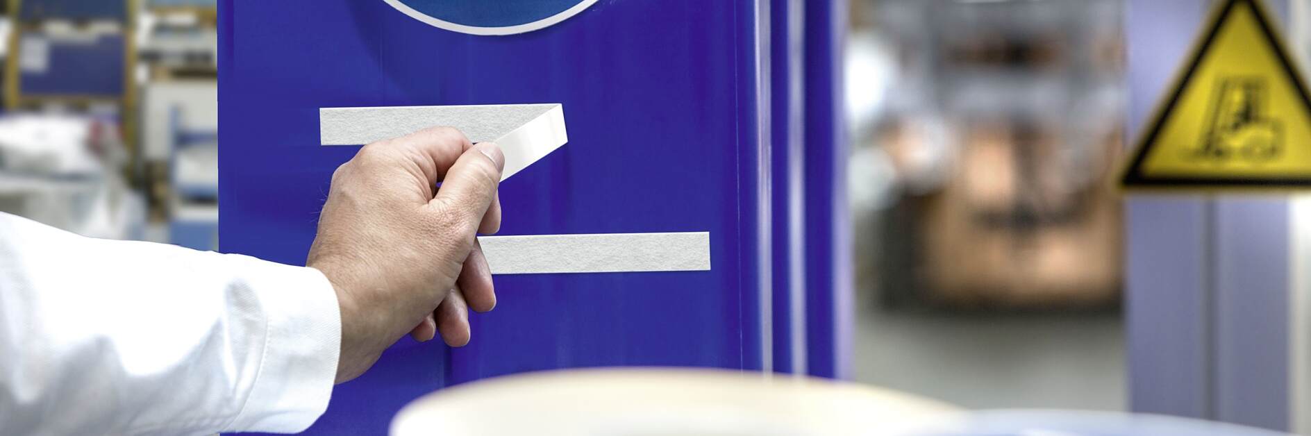 Tesa? 656xx 可揭除系列泡棉膠帶由于獨特的全新設計，可確保無殘留揭除。