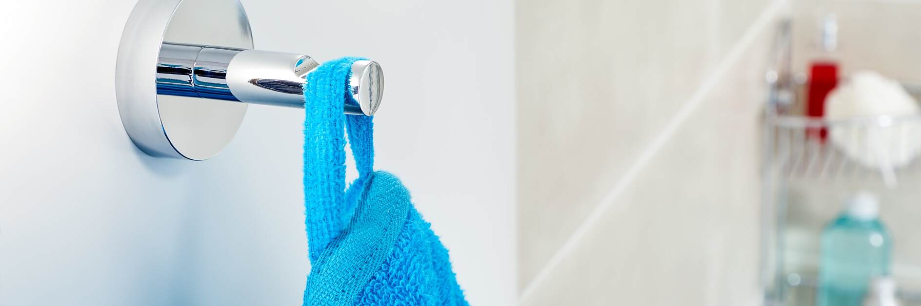 將您舒適的晨間浴袍整齊地放在正確的地方。把你舒適的晨袍整齊地放在他們所屬的位置。