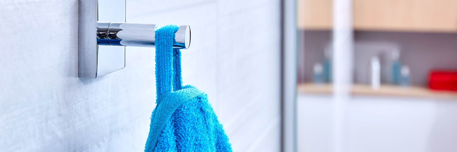 毛巾和浴袍在使用前，都需要一個可以懸掛并在使用前保持干燥的地方，所以掛鉤是必需的配件。