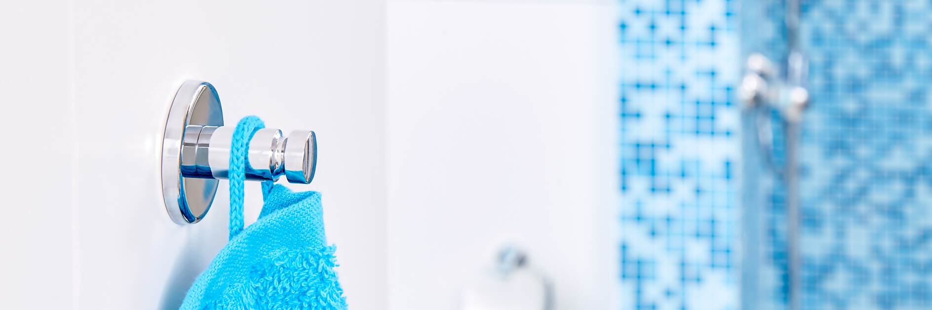 每條毛巾都需要一個掛鉤，方便將其掛在使用的地方。 選擇一個符合您浴室風格的掛鉤。